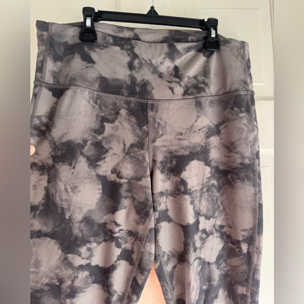Athleta Women's Flower Print Leggings in Black and Gray - Picture 3 of 8